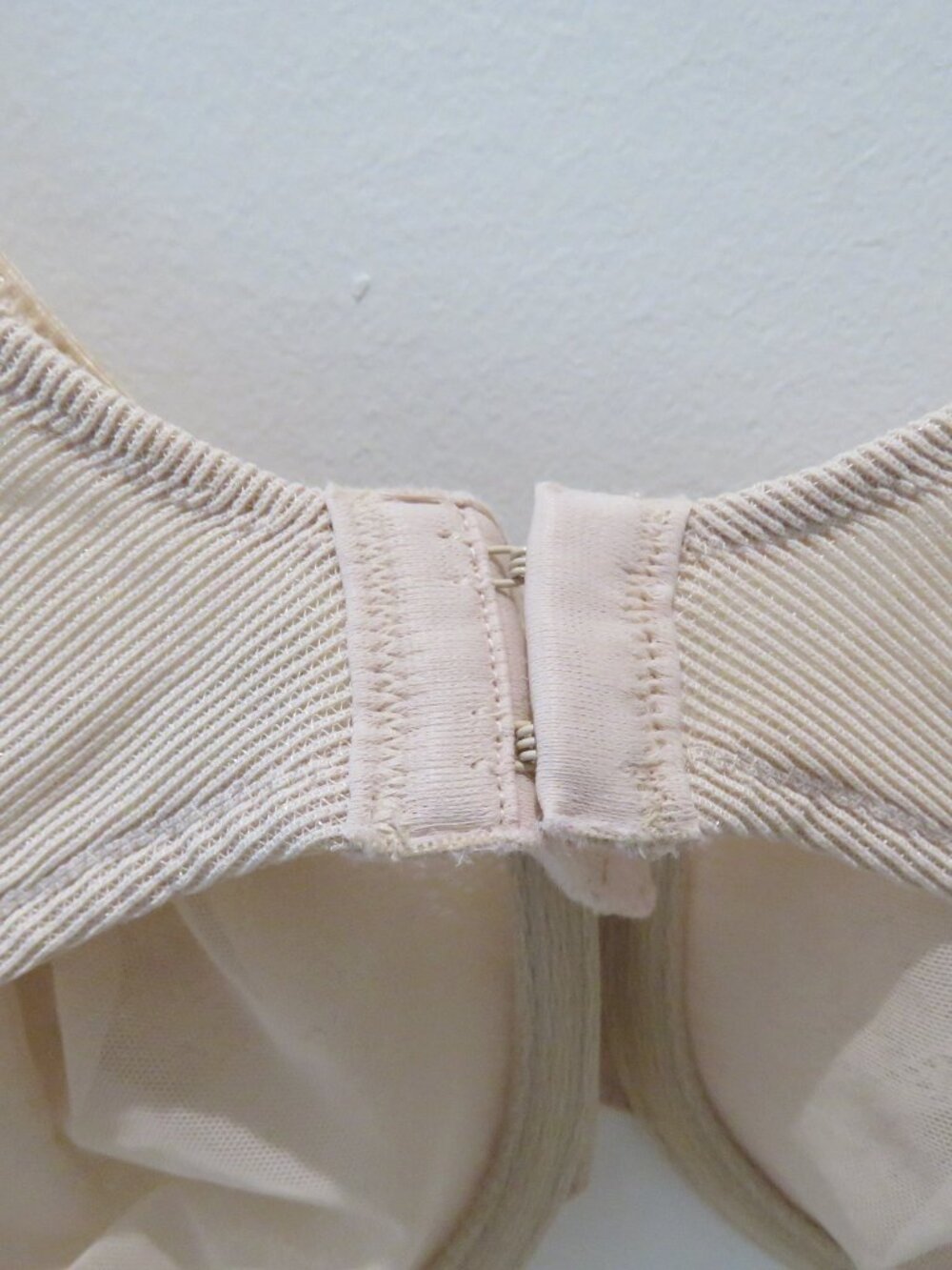 WACOAL Visual Effects Minimizer Bra in Sand Size 36C Neutral Minimalist - Picture 10 of 12